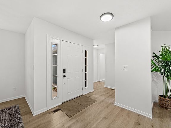 3rd image of 3689 Turnberry Dr