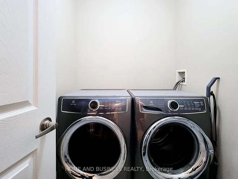 913 McEwan Dr — Photo 31