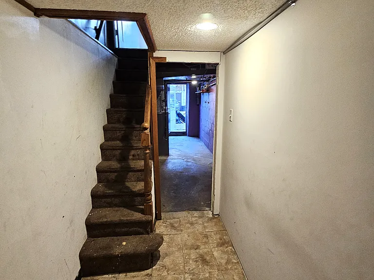 1047 Rosalie St — Photo 18