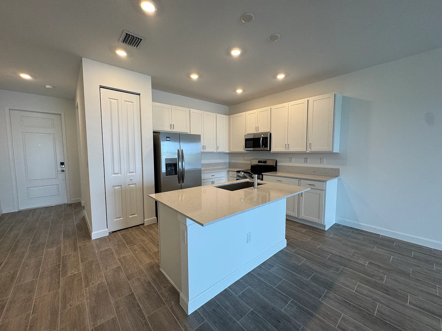 2 bed, 2679 sqft, $2,100 — Photo 3