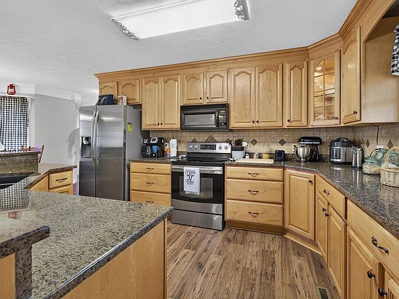 5th image of 637 Violet Ln