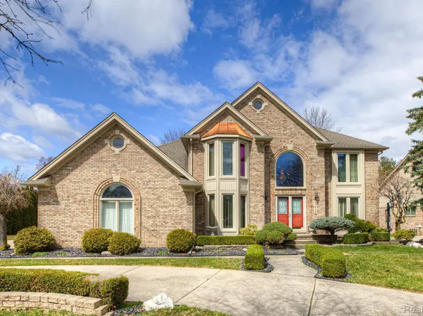 52605 Royal Forest Dr, Shelby Township, MI 48315