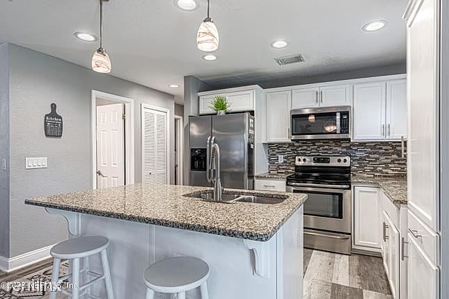 1st image of 207R Evergreen Ln