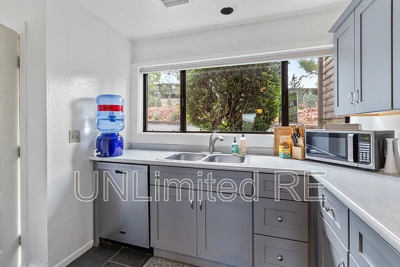 2 bed, 1.5 bath, 1160 sqft, $2,600 — Photo 2