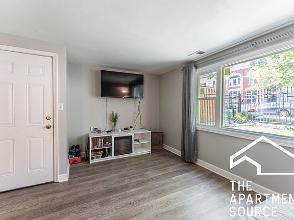4th image of 1539 N Maplewood Ave #G