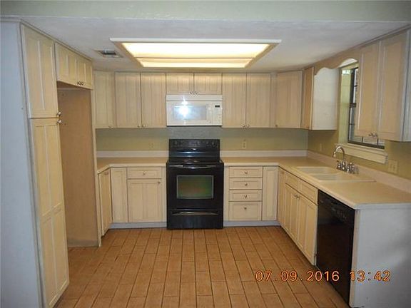 5th image of 6821 N Park Dr