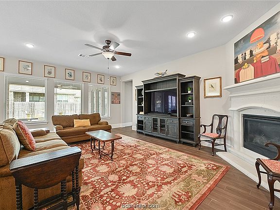 2nd image of 4407 Egremont Pl
