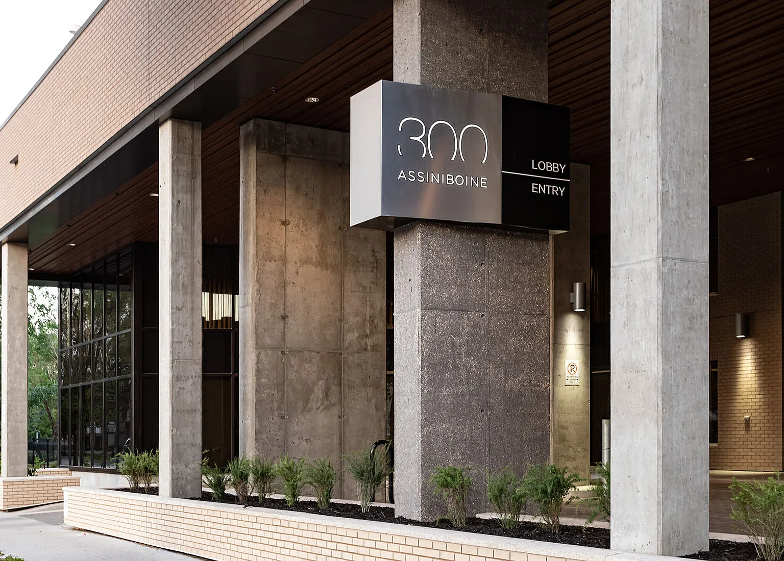 300 Assiniboine — Photo 4