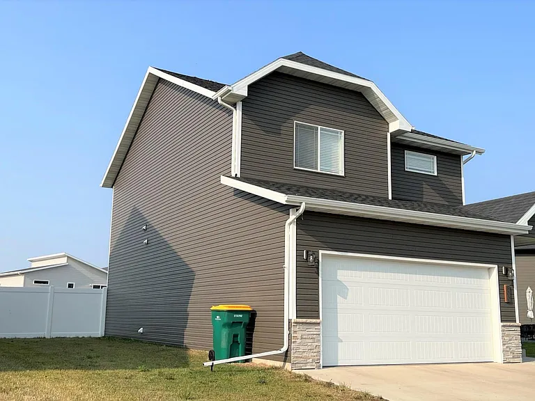 800 Cathy Dr W — Photo 2