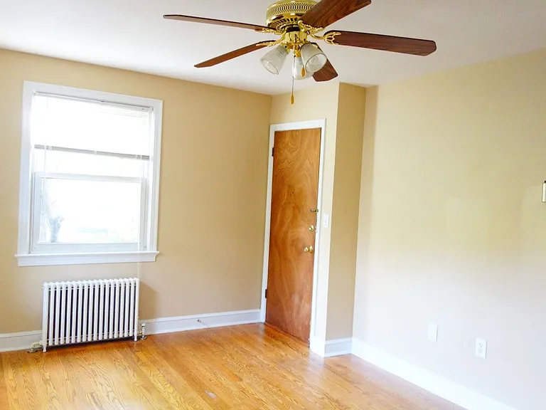 8206 Greenwood Ave — Photo 6