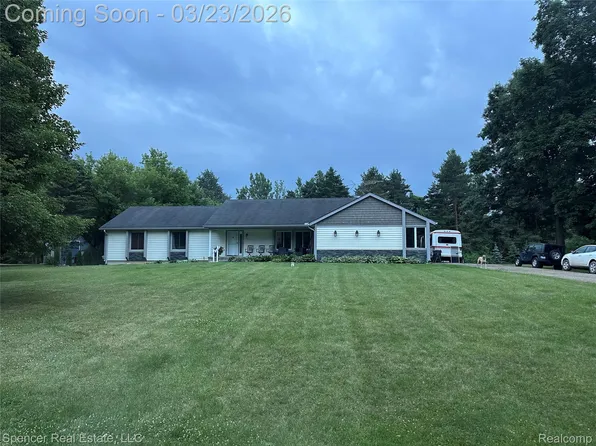 5049 Smokey Hollow Ln, Clarkston, MI 48348