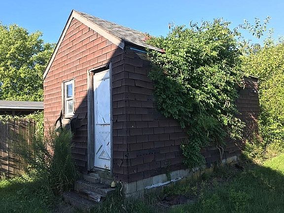2nd image of 1930 Walnut Dr