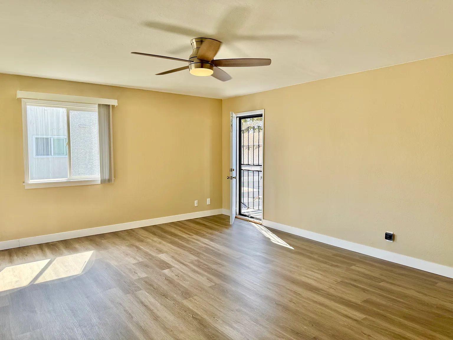 2922 Dohr St — Photo 4