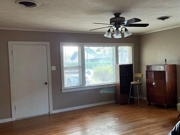2nd image of 121 Pecan St
