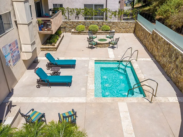 Apartments in West Los Angeles, CA Del Rio pool deck