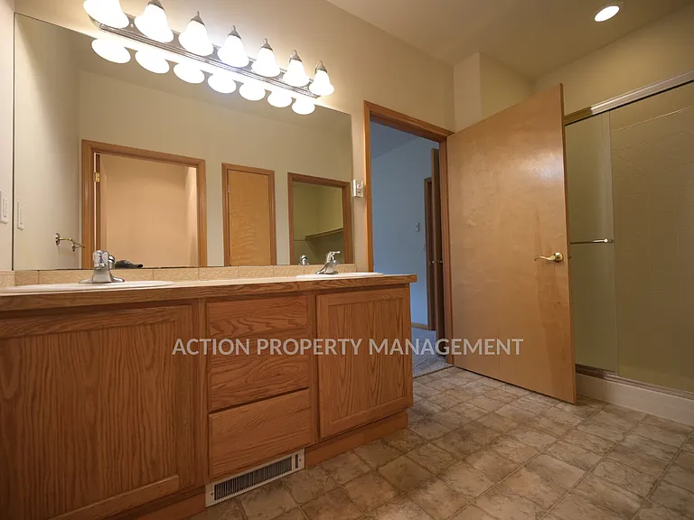 812 E Washington Pl — Photo 18
