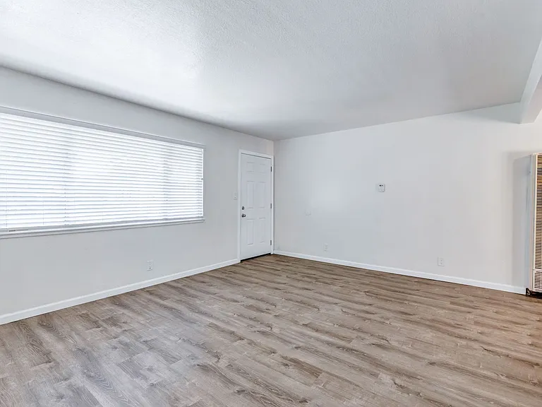 931-939 Golden Gate Drive — Photo 7