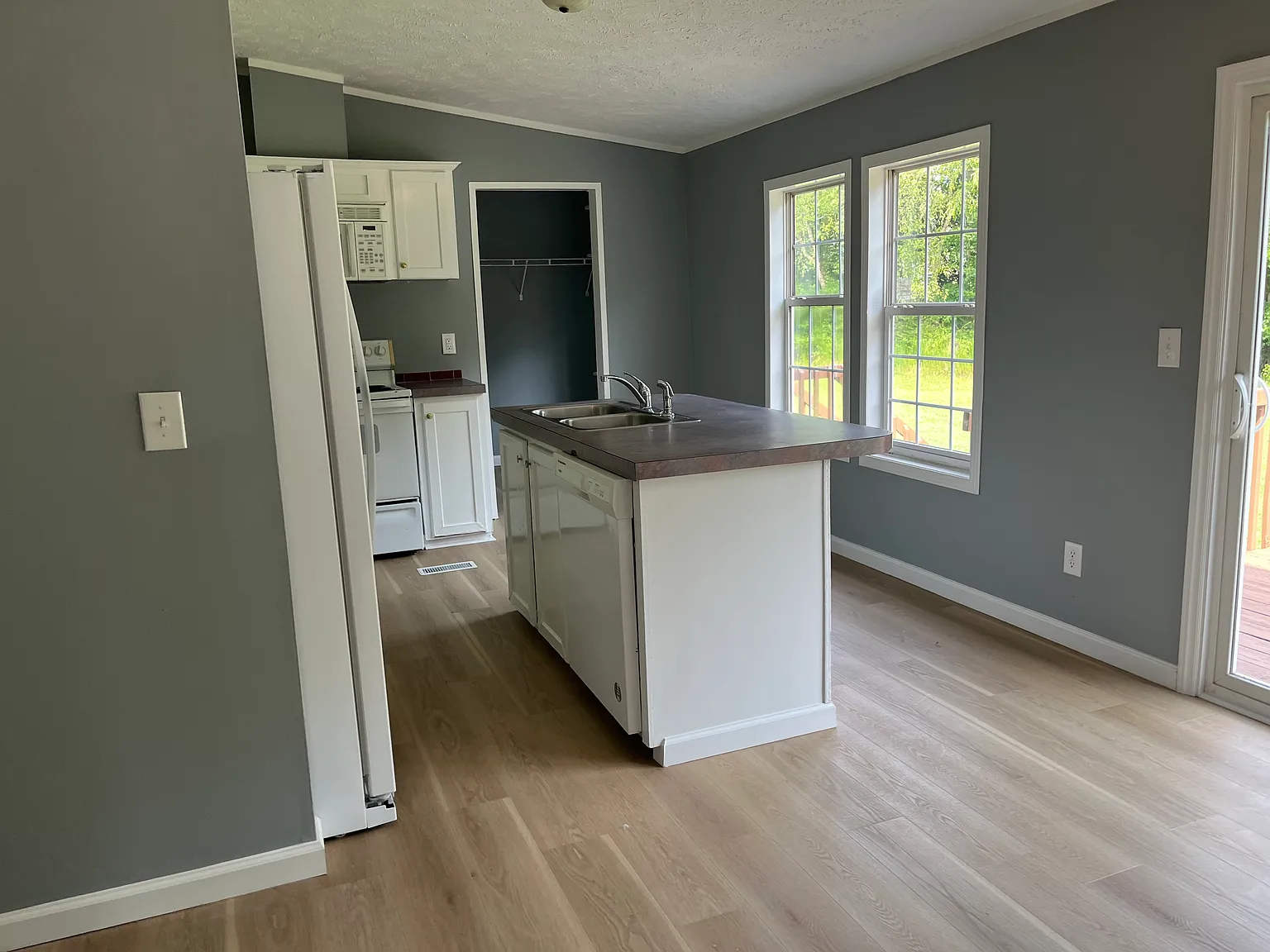 3 bed, 1000 sqft, $1,600 — Photo 2