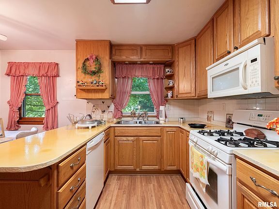 3rd image of 304 Davis Ct