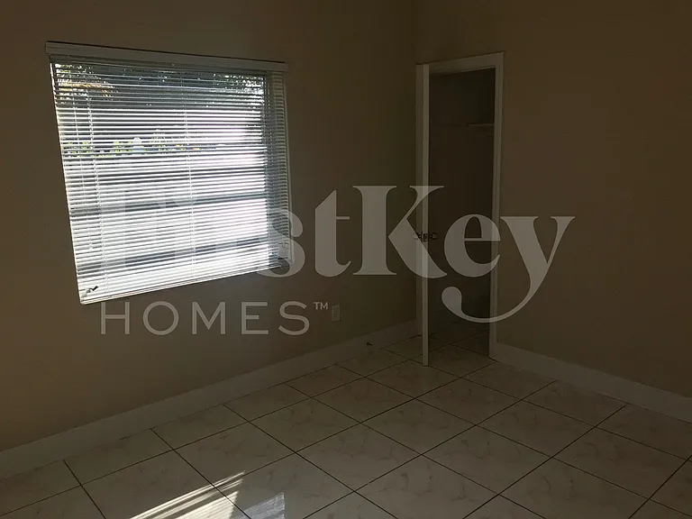 17470 NE 19th Ave — Photo 16