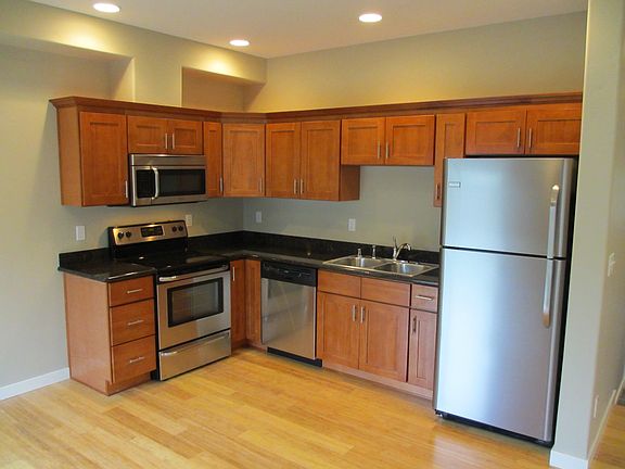 3rd image of 472 SE Oak St