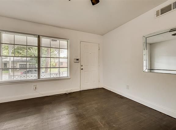3rd image of 829 Alamo Ln