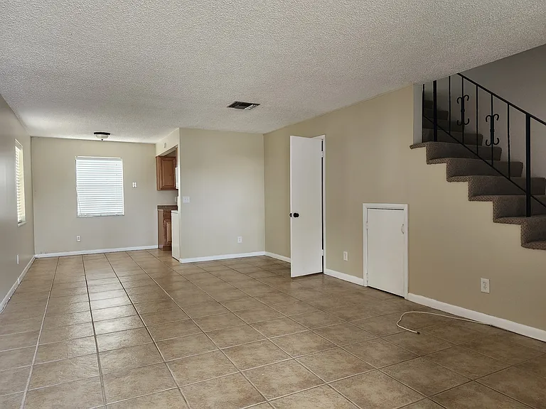 665 SW 4th Ave — Photo 3