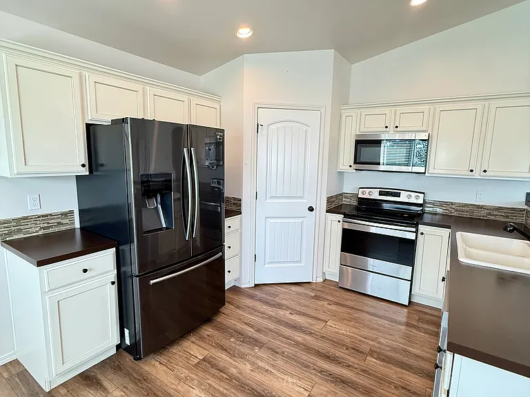 1009 S Date St — Photo 3