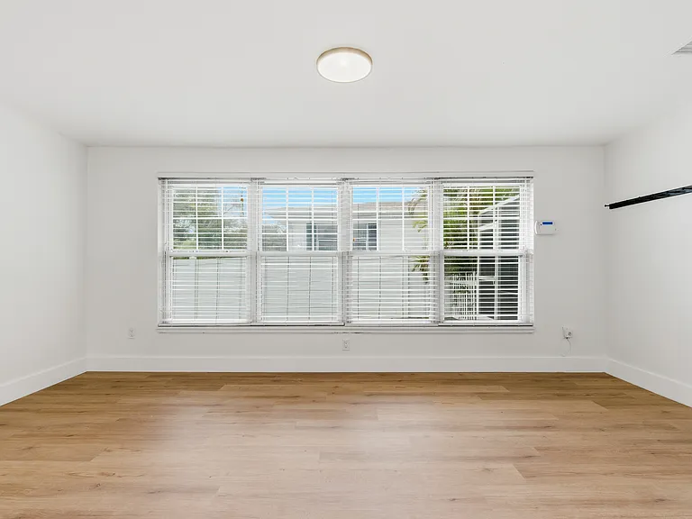 327 Sunny Ln — Photo 10