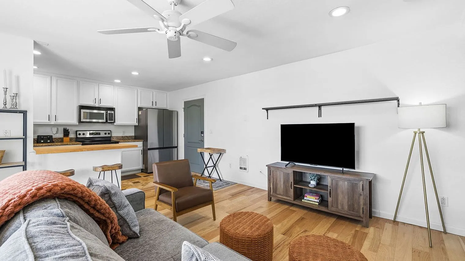 1 bed, 1.0 bath, 699 sqft, $5,358 — Photo 2