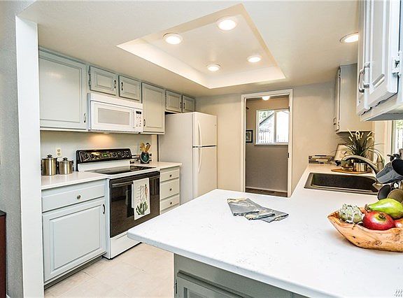 4th image of 825 Hillandale Dr E