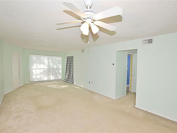 4th image of 900 Jasmine Ln