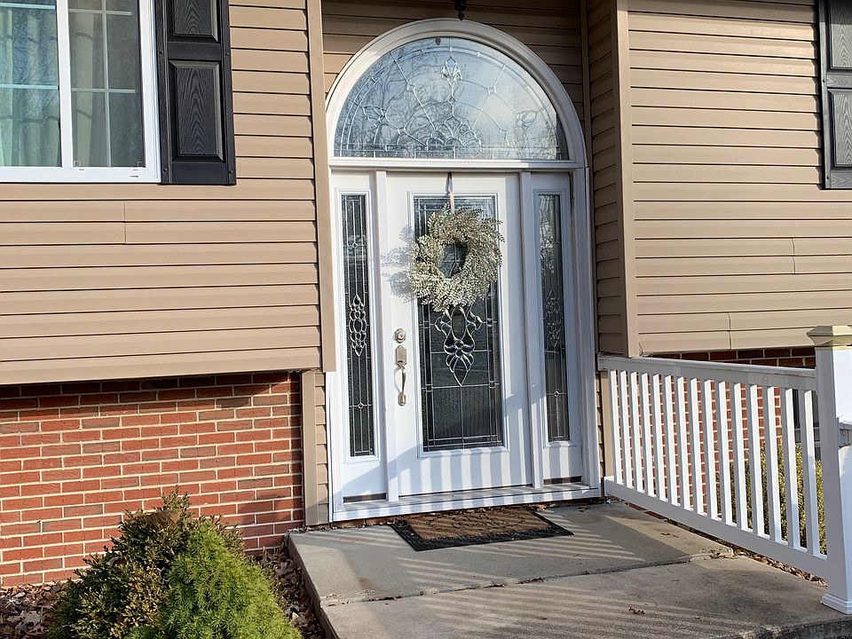 1st image of 14 Hilltop Dr