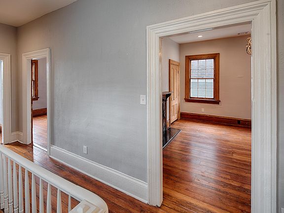5th image of 203 W Waldburg St #Penthouse
