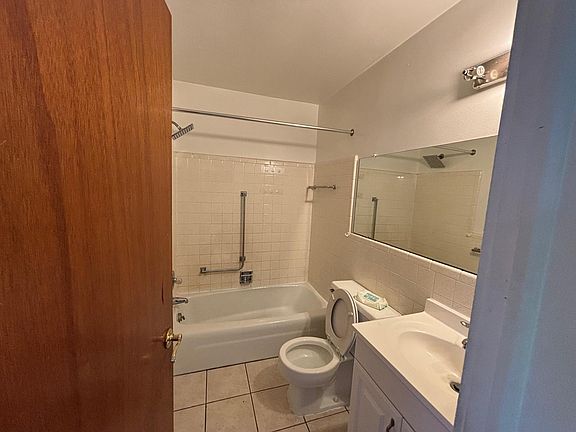 4th image of 17175 Redford St #117
