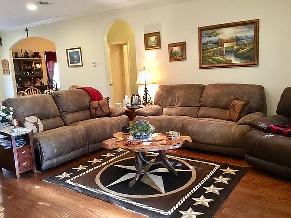 3rd image of 807 Holly Dr