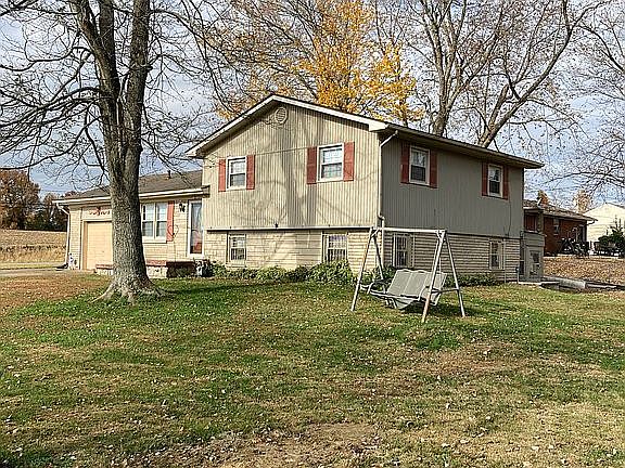2nd image of 5234 Harriet Ln
