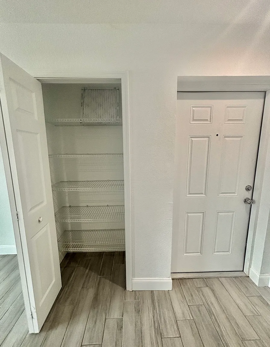 Annual Unfurnished one bedroom one bath Available Now! — Photo 3