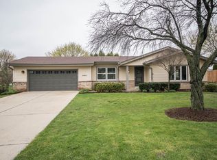 4465 S Sovereign Dr, New Berlin, WI