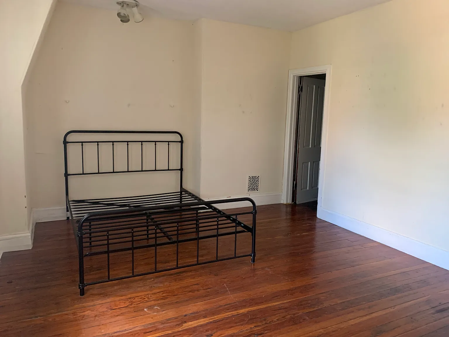 8 bed, 3780 sqft, $700 — Photo 3