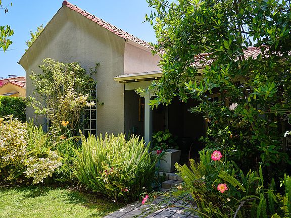 4th image of 564 N Beachwood Dr