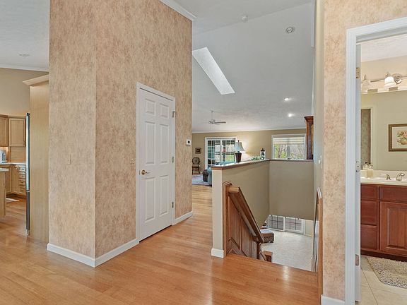 3rd image of 8 Briarwood Ln