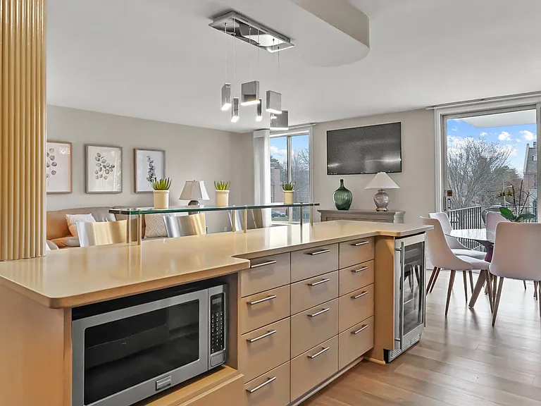 600 W Brown St #109 — Photo 9