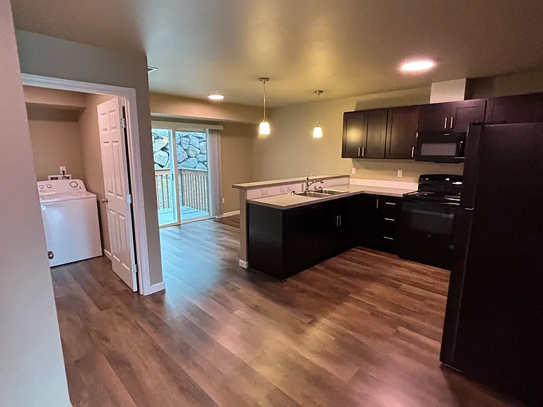 633 Hansen St SE #A — Photo 2
