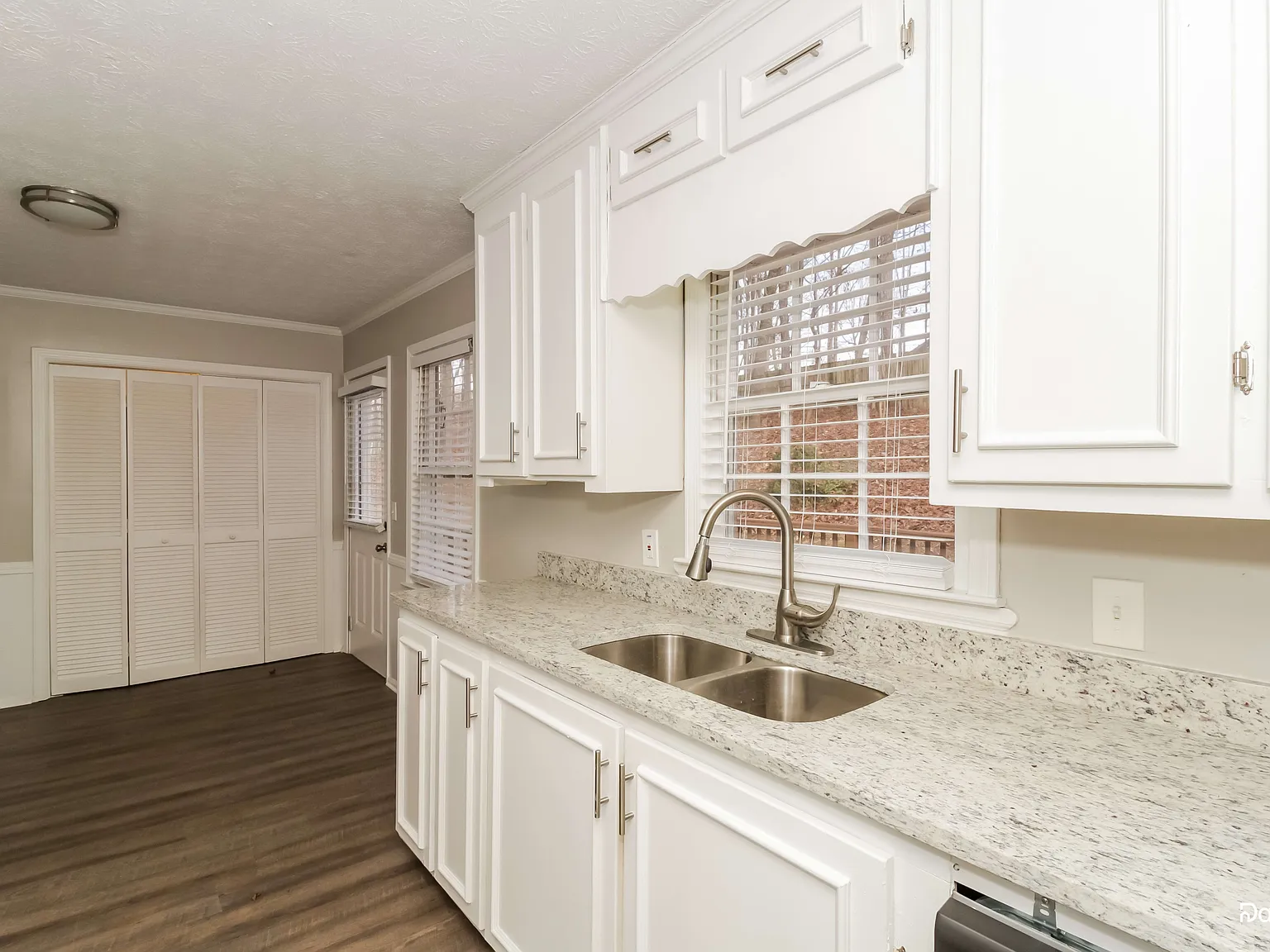 3 bed, 2.0 bath, 1592 sqft, $1,999 — Photo 3