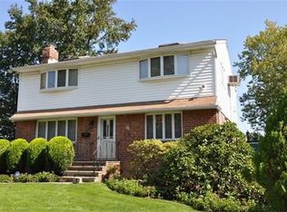 29 Linden St, New Hyde Park, NY 11040
