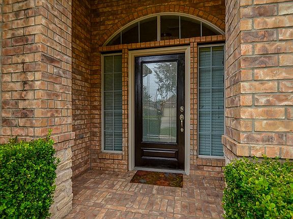 3rd image of 302 Briar Trace Ln