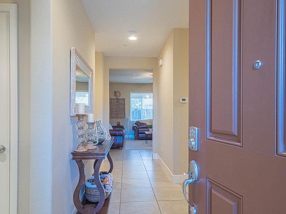 4th image of 1581 Panorama Dr