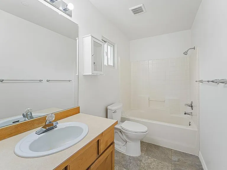 2429 Tolmie Ave — Photo 32
