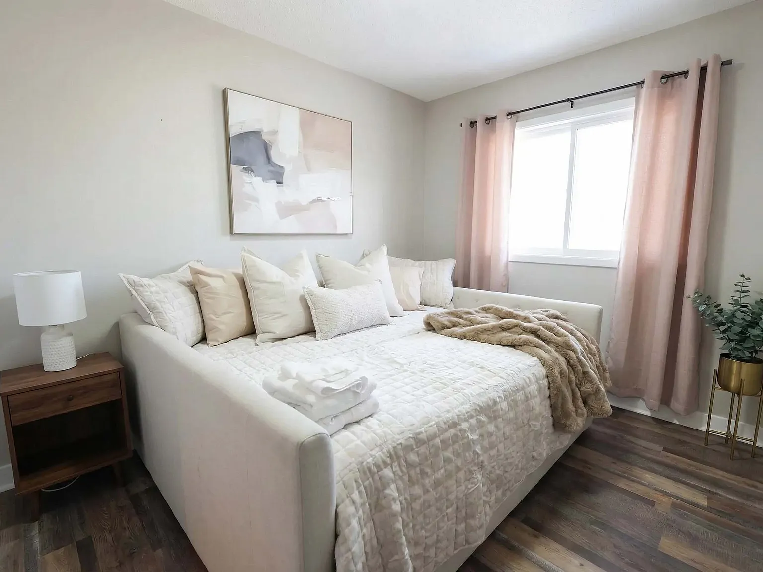 4 bed, 1340 sqft, $8,100 — Photo 4